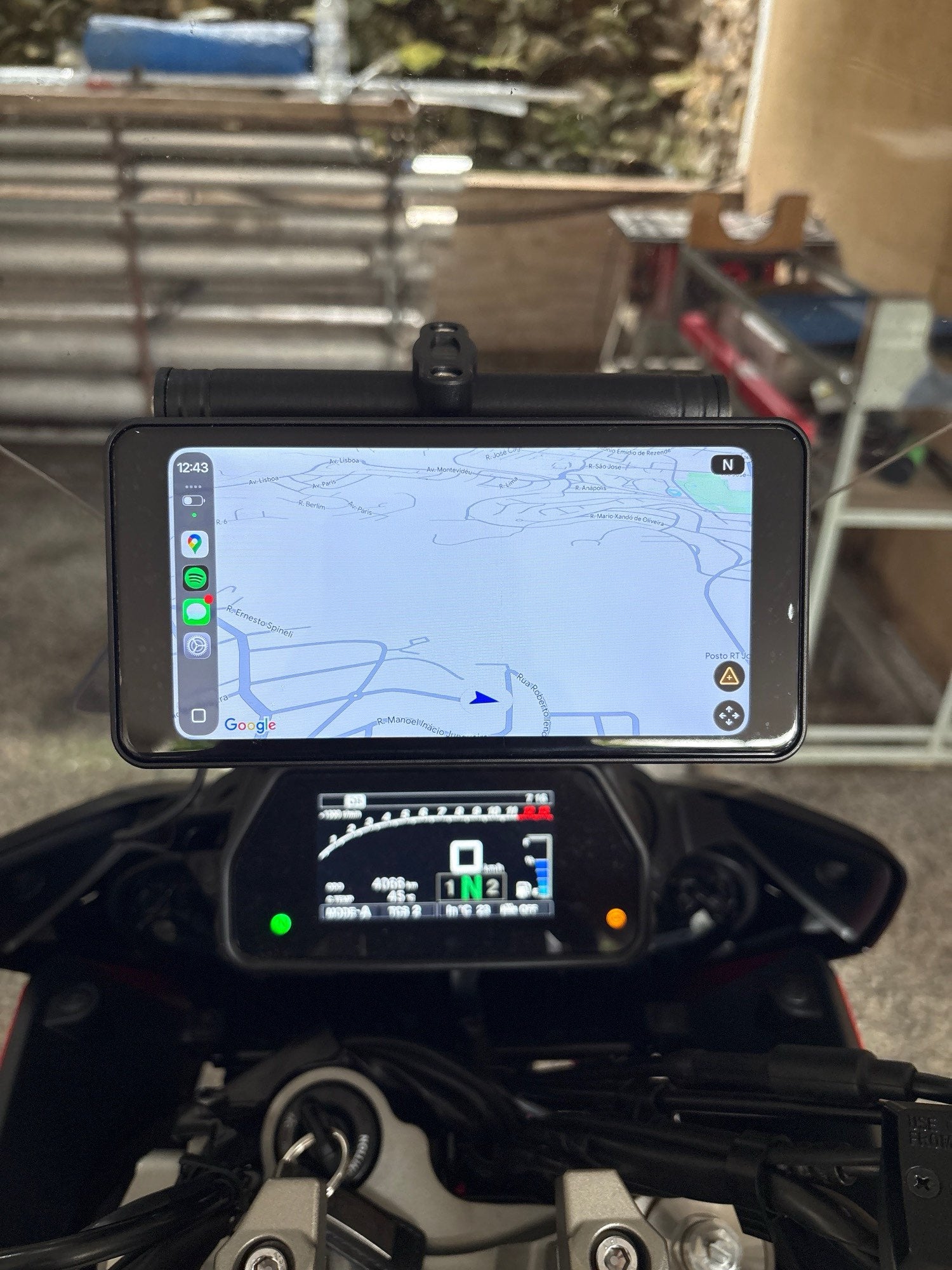 Contenu de la boîte écran GPS CarPlay moto support câbles accessoires