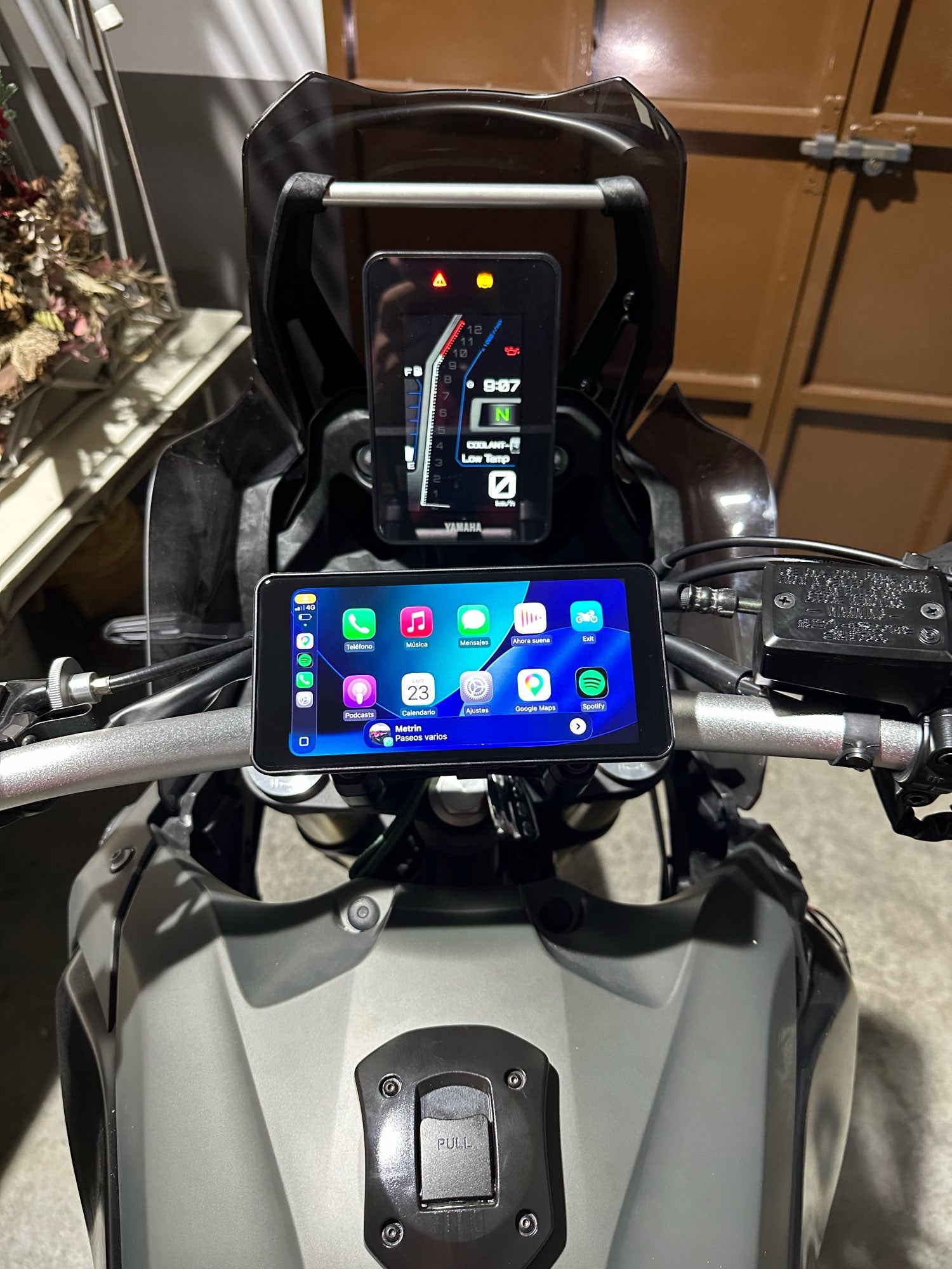 Écran CarPlay monté sur guidon moto vue pilote interface Apple CarPlay